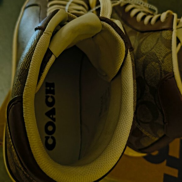 Coach - Picture 5 of 7